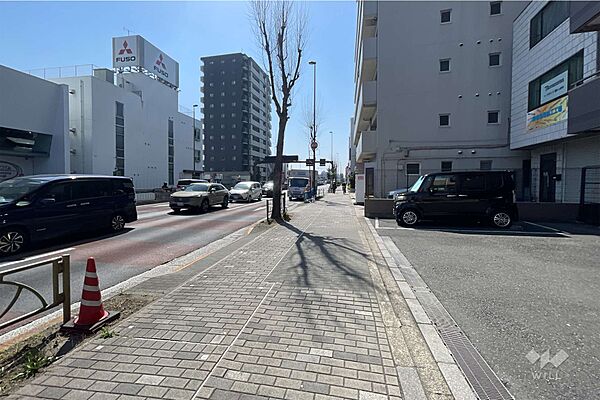 敷地の東側前面道路（北側から）