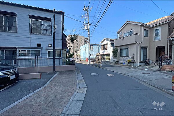 敷地の北側前面道路（東側から）