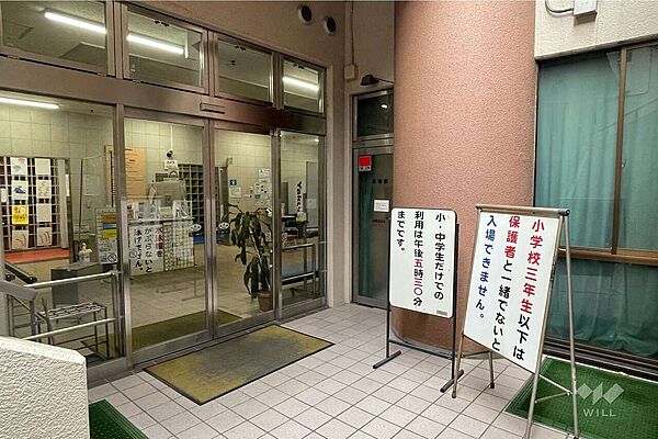 千住温水プールスイミーの外観