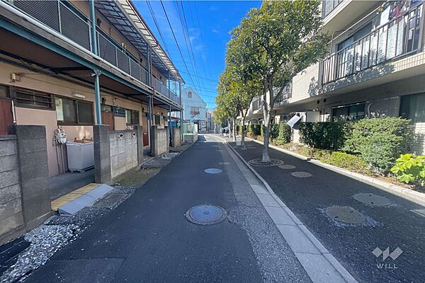 敷地の南側前面道路（東側から）