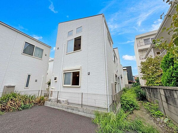 【物件外観】物件南側には建物がなく、日当たり良好！南向きの窓から室内に入り、明るいLDKです。青空CG加工しております！