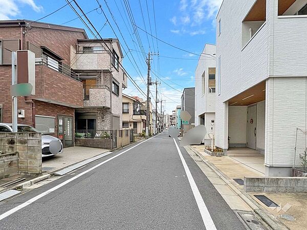 【前面道路】マンション・戸建てが立ち並ぶ周辺環境です。落ち着いた雰囲気閑静な住宅街で、交通量の少ない通りでの街並みです。