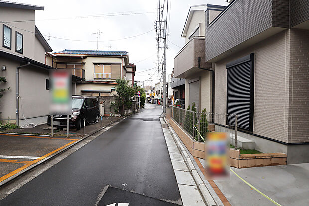 物件の南側前面道路（東側から）［2024年4月12日撮影］