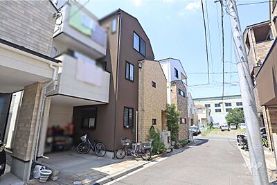 外観：外観閑静な住宅街に佇む一軒家です。奥まった一戸建てのため、プライバシーが守られています。