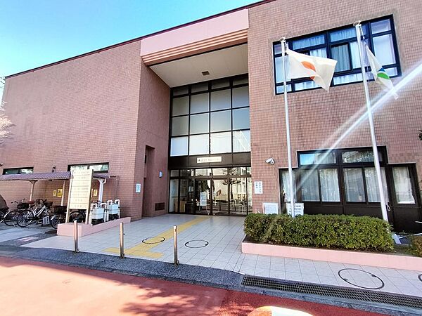 足立区鹿浜区民事務所まで１１５ｍ