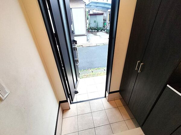 すっきりとした印象の玄関スペース。段差のある上がり框で使いやすく、収納も備わり靴や小物をスマートに整理可能。来客を気持ちよく迎えられる清潔感ある空間です。