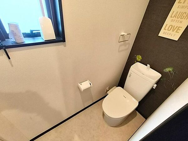 落ち着いたデザインの清潔感あるトイレ空間。コンパクトながら使い勝手が良く、お手入れもしやすい設計。毎日快適にご利用いただけます。