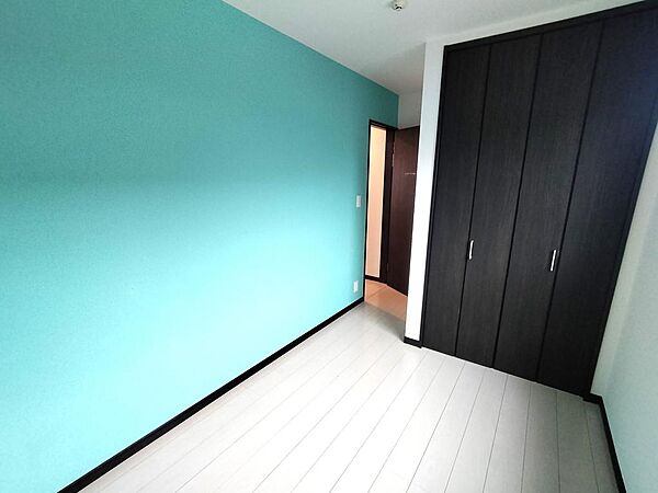アクセントクロスが空間を彩る心地よいお部屋です。