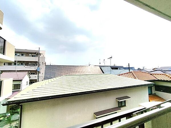 南向きのバルコニー前には高い建物がないため、日当たり良好です。