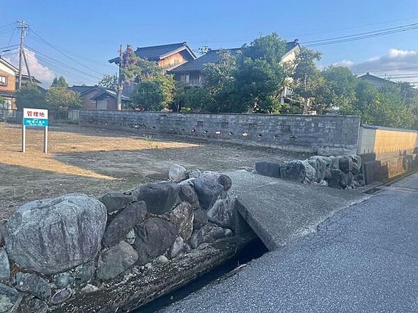 西側前面道路に橋を架けることは可能です☆