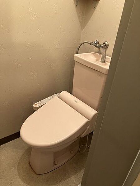 トイレは温水洗浄便座機能付き☆