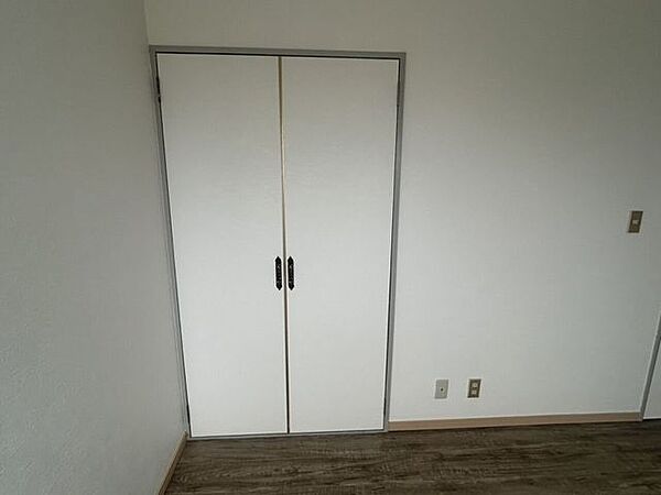 洋室6帖 収納扉も張り替えて、きれいになりました！