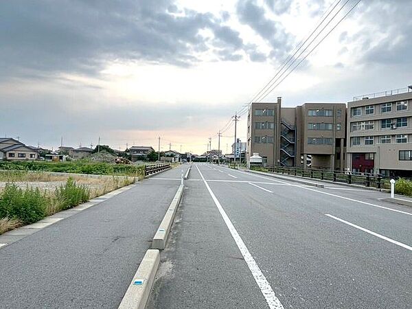 前面道路は歩道込で約16ｍ！！綺麗に整備されてます♪