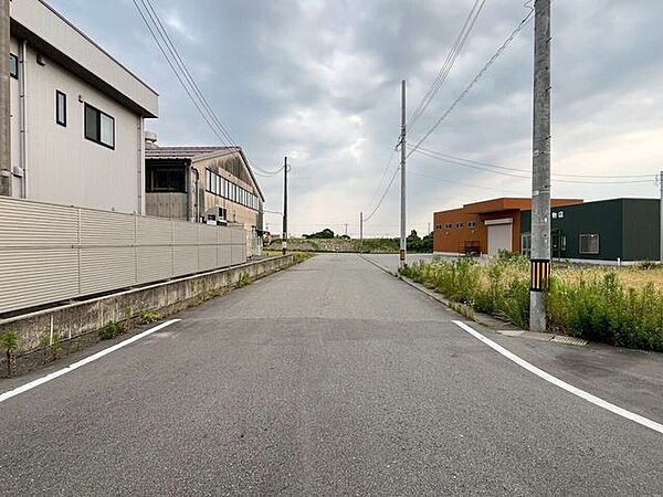 東側の側道でも約6ｍありますので、ゆったりとしてます