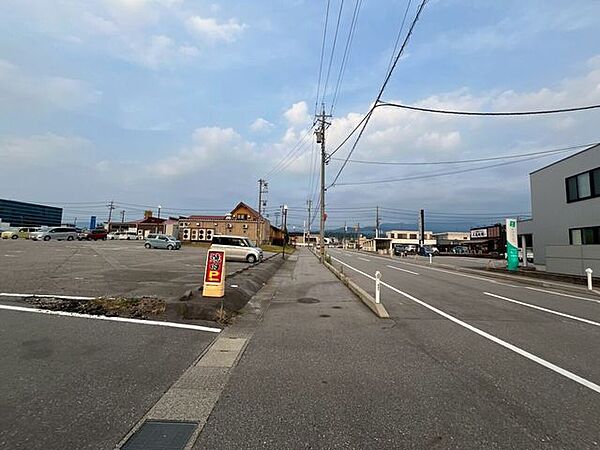 主要県道までは間隔があり、県道沿いには様々な商業施設がございます♪