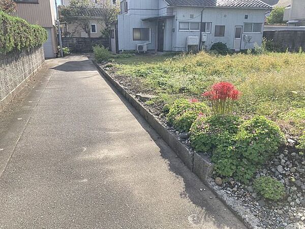 前面道路はやや狭いですが、融雪設備もあり、セットバックを設けることも可能です。