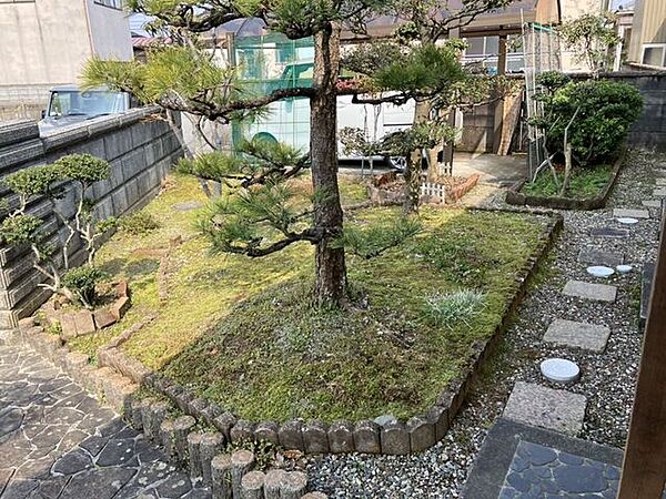 玄関前の庭も素敵です。