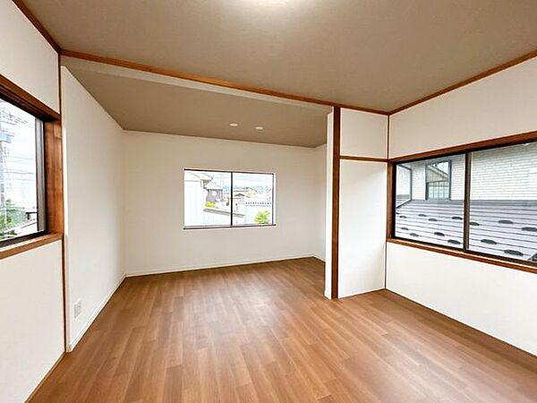 【2階洋室】です。壁天井クロス張替、照明交換、床の張替を行いました。
