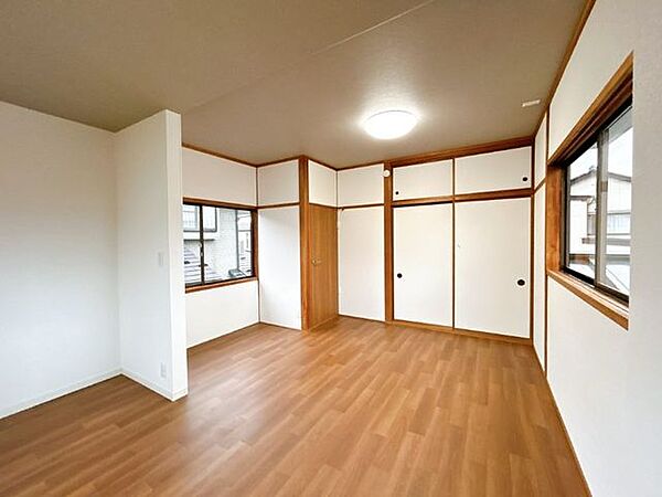 【2階洋室】窓際写真。お隣に高い建物がないので眺めも良好ですね