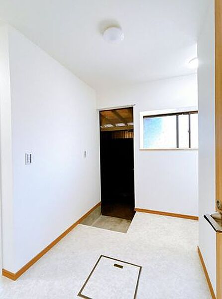 【リフォーム済】脱衣場はクロス張替え、クッションフロア上張り、洗面台交換、建具交換、照明交換を行いました。