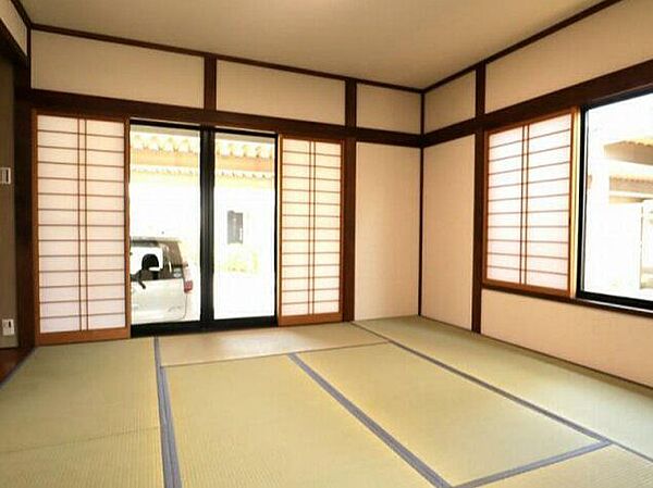 和室8帖　角部屋で明るい日差しがお部屋全体を包み込みます。