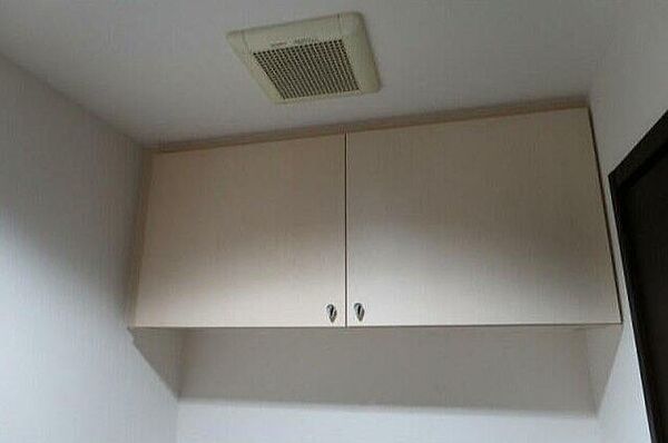 吊戸棚付きでトイレットペーパーや掃除用具収納できます