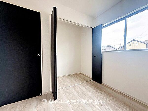 【居室】明るさを確保した居室です。日差しが届きやすく、毎日の生活を快適に過ごせる居心地の良い空間です。