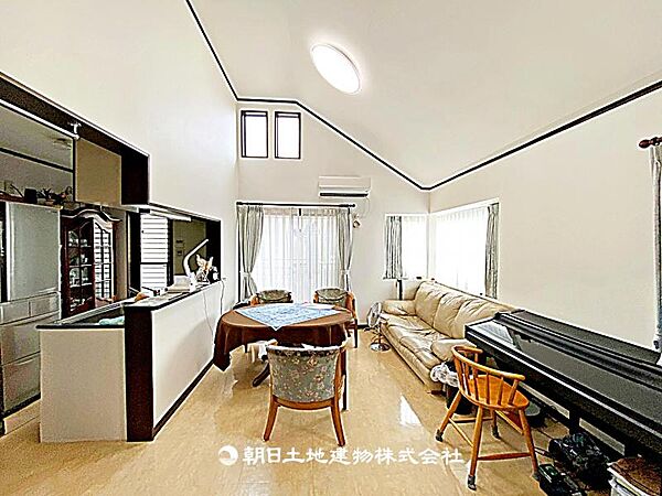 【リビング】無駄を省いたコンパクトなリビングです。掃除がしやすく、すっきりとした暮らしを求める方に向いています。（家具等はCGで消してます）