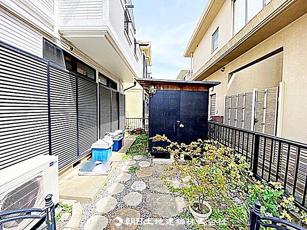 【庭】限られたスペースのお庭ですが、植物を育てたりベンチを置いたり、ちょっとした屋外時間を楽しめます。