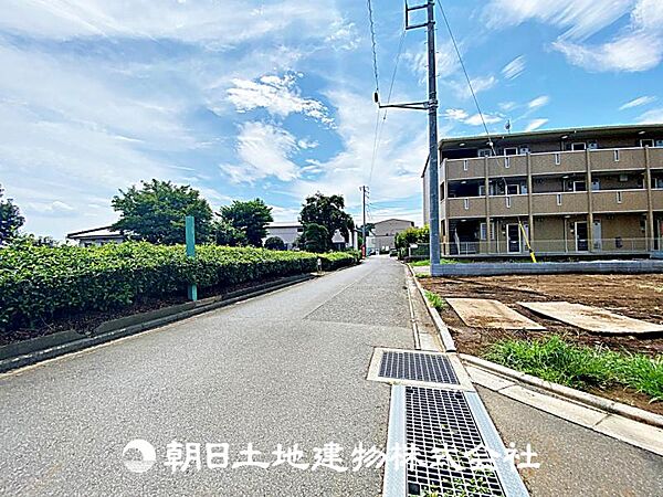 開放感のある前面道路です。