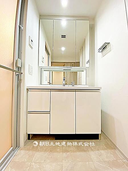 【洗面所】収納力のある3面鏡付き洗面台です。身支度がしやすく、洗面用品もすっきり片付けられる実用的な空間です。