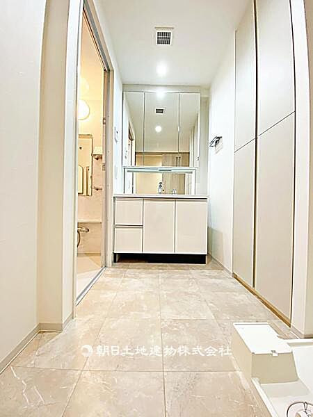 使いやすい広さの脱衣場です。洗面台と洗濯機置場がまとまり、日常生活に支障なく使える実用的な空間です。