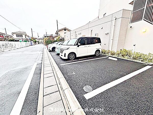 【駐車場】家族の車や来客用にも対応でき、生活に便利な動線を確保した快適な住まいです。
