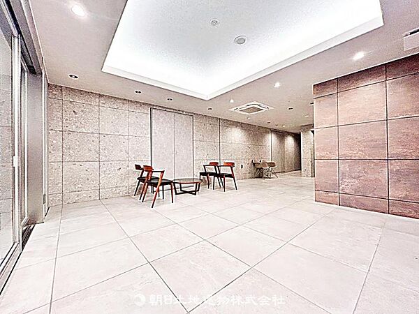 ゆとりあるロビー空間を設置。待ち合わせや来客対応にも便利で、マンションの品格を感じられる共用スペースです。