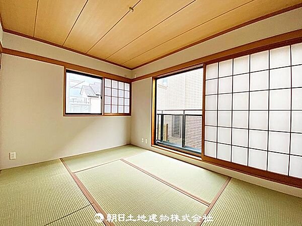 【居室】落ち着いた和室は来客用や寝室、ご家族の憩いに最適。畳の香りが心を癒し、ゆったり過ごせる空間です。
