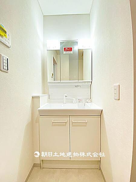 【洗面所】収納力のある3面鏡付き洗面台です。身支度がしやすく、洗面用品もすっきり片付けられる実用的な空間です。