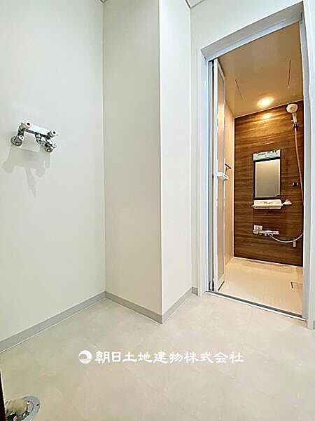使いやすい広さの脱衣場です。洗面台と洗濯機置場がまとまり、日常生活に支障なく使える実用的な空間です。