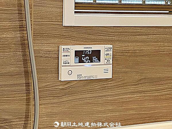 追い炊きパネル付きで、お湯の温度や量を簡単に調整可能です。家族が快適に入浴できる便利な設備です。