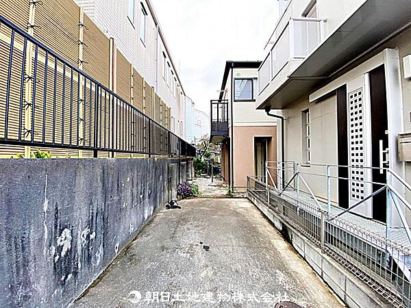 【駐車場】縦列駐車タイプの駐車場です。複数台駐車が可能で、通勤や買い物時にも便利に活用できる快適な空間です。