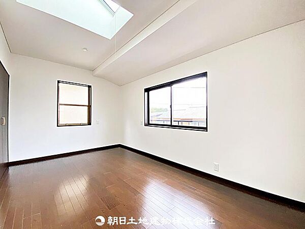 【居室】2面採光で明るく風通しの良い居室です。自然光が差し込み、居心地の良い快適な空間となっています。
