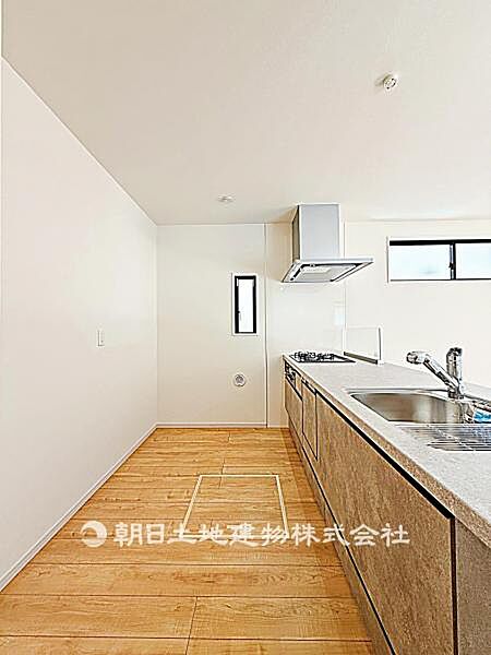 キッチン背面にゆとりのあるスペースです。冷蔵庫や収納を配置しやすく、家事動線がすっきり整います。
