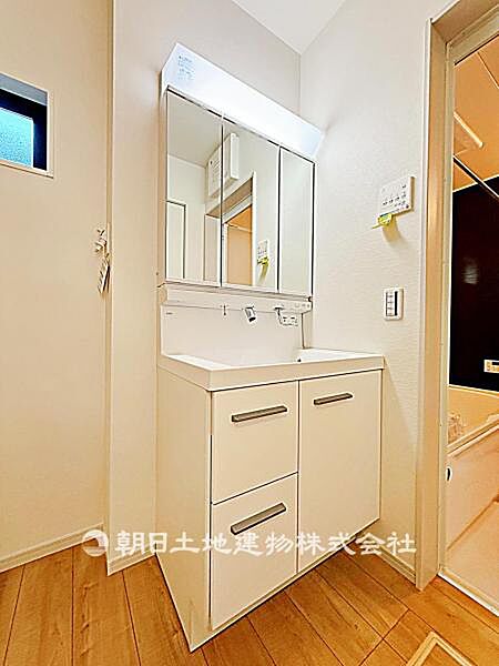 収納力のある3面鏡付き洗面台です。身支度がしやすく、洗面用品もすっきり片付けられる実用的な空間です。