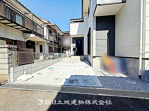 駐車場1台分付きです。家族の車や来客用にも対応でき、生活に便利な動線を確保した快適な住まいです。
