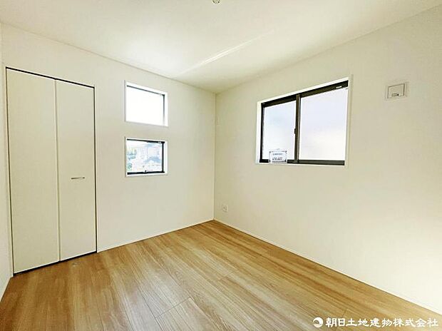 明るい陽射しが入る居室