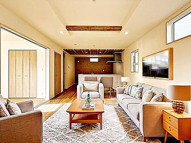 【リビング】15帖以上の広々としたリビングです。家具配置後もゆとりがあり、家族で快適に過ごせる開放感が魅力です。(家具等はCG加工です)