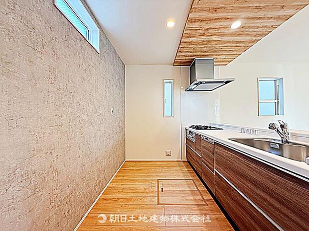 キッチン背面にゆとりのあるスペースです。冷蔵庫や収納を配置しやすく、家事動線がすっきり整います。