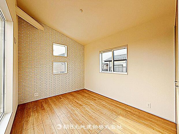 明るさを確保した居室です。日差しが届きやすく、毎日の生活を快適に過ごせる居心地の良い空間です。