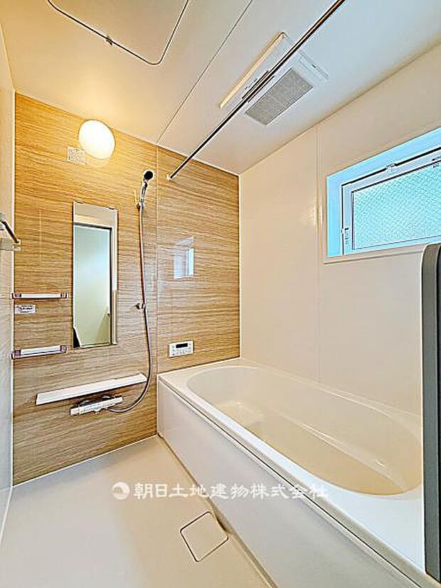 清潔感のあるユニットバスです。浴室と洗面が一体となっており、掃除がしやすく日常使いに便利な仕様です。