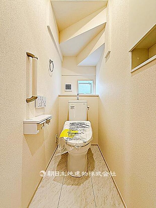 清潔感のあるトイレ空間です。シンプルな仕様でお手入れもしやすく、日常使いに安心して使える設備です。