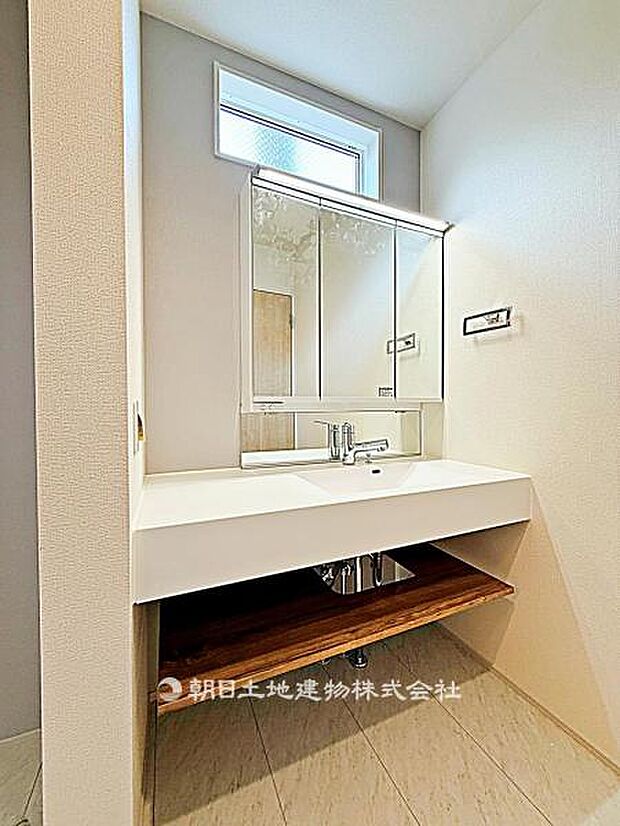 収納力のある3面鏡付き洗面台です。身支度がしやすく、洗面用品もすっきり片付けられる実用的な空間です。